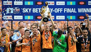 &bdquo;Hull City&ldquo; kapitonas Michaelas Dawsonas kelia į vir&scaron;ų trofėjų