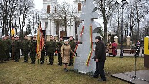 Adolfui Ramanauskui-Vanagui pagerbti atidengtas paminklas