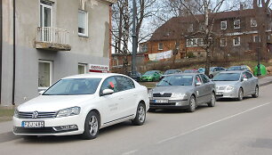 Tel&scaron;ių rajono savivaldybės automobilių stovėjimo aik&scaron;telė nesutalpina norinčių pasistatyti transporto priemonę ir susitvarkyti reikalus valdi&scaron;koje įstaigoje.