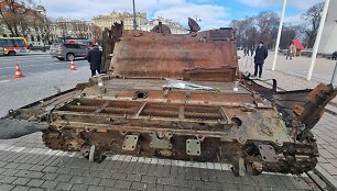 Gėlės ant tanko Vilniaus Katedros a.