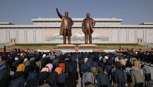 Žmonės prie Kim Il Sungo (kairėje) ir Kim Jong Ilo statulų