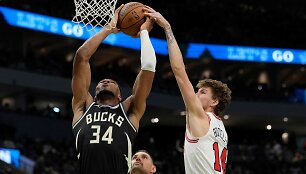 Matas Buzelis ir Giannis Antetokounmpo 