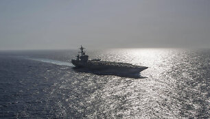 Laivas Hormuzo sąsiauryje /U.S Navy / ZUMAPRESS.com