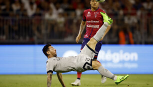 Lionelis Messi pelnė įvartį smūgiu per save.