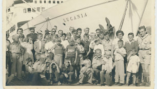 Lietuviai, vykstantys iš Vokietijos į Venesuelą. Hamburgas, 1947 m