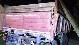 Kėdainių rajone atsikabinusi traktoriaus priekaba rėžėsi į stulpą