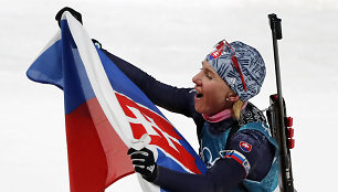 Anastasija Kuzmina laimėjo olimpinį aukso medalį biatlono bendro starto rungtyje.