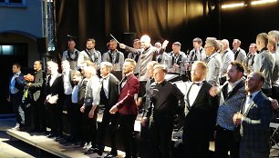 Vienoje scenoje – 16 tenorų