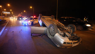 &bdquo;Audi&ldquo; po kontakto su medžiu