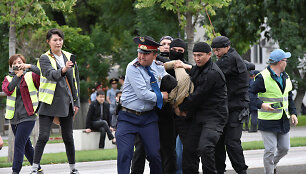 Kazachstane sulaikyti per 100 aktyvistų, raginusių protestuoti prie&scaron; naują valdžią