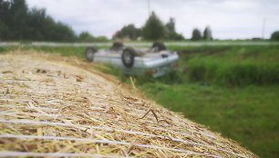 Nevaldomas automobilis BMW nuvažiavo nuo kelio ir vertėsi ant stogo.