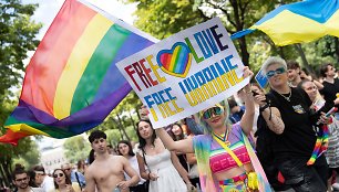 Vienos „Pride“ eitynių dalyviai