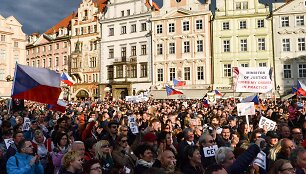 Prahoje tūkstančiai žmonių protestuoja prie&scaron; vyriausybę	
