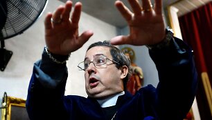 Argentiniečiai &bdquo;egzorcizmo mokykloje&ldquo; grumiasi su demonais