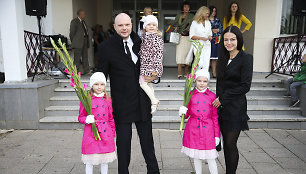 Kristupas ir Jurgita Krivickai su dukromis