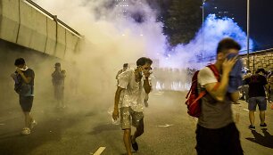 Honkonge protestuotojai buvo vaikomi panaudojus a&scaron;arines dujas.
