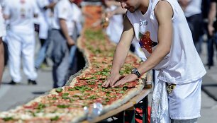 Neapolyje i&scaron;kepta 2 km ilgio pica