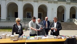 Valerijus Simulikas su Valdemaru Valkiūnu ir Normundsu Grostinsu