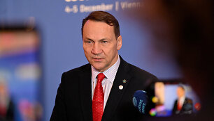 Radoslawas Sikorskis / Elisabeth Mandl / REUTERS