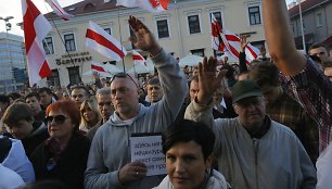 Apie tūkstantis opozicijos aktyvistų sekmadienį protestavo Minske.