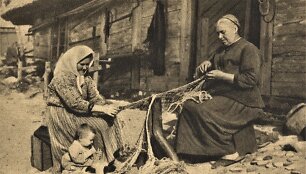 Kur&scaron;ių nerijos moterys ado tinklus. XX a. 4-asis de&scaron;imtmetis. Fotografas nežinomas. Lietuvos jūrų muziejaus rinkinys.