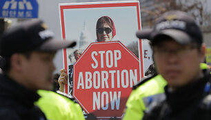 Abortų draudimo &scaron;alininkai protestuoja
