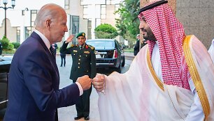 Joe Bidenas su Saudo Arabijos princu Mohammedu bin Salmanu pasisveikino susimu&scaron;damas kum&scaron;čiais