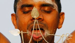 Malaizijoje tūkstančiai hinduistų dalyvauja spalvingose Taipusamo &scaron;ventės apeigose.
