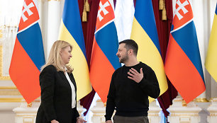 Slovakijos vadovė Zuzana Čaputova ir Ukrainos prezidentas Volodymyras Zelenskis Kyjive