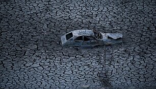 Automobilis ant i&scaron;džiūvusio Almadeno tvenkinio dugno