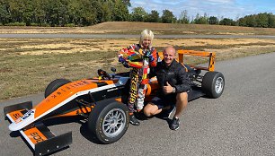 Tėvo pėdomis: devynmetis Deivido Jociaus sūnus – prie „Formulės-4“ vairo