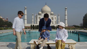 Justinas Trudeau su &scaron;eima Indijoje