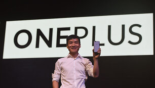 &bdquo;OnePlus&ldquo; vadovas Pete'as Lau pristatinėja &bdquo;OnePlus 5&ldquo; telefonus