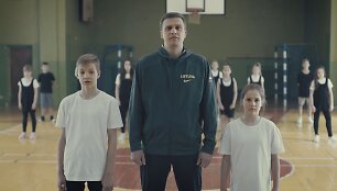Kadras i&scaron; socialinės reklamos su Dainiumi Adomaičiu