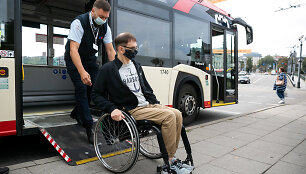 Vilniuje i&scaron;bandyta nauja programėlė, padėsianti patogiau keliauti vie&scaron;uoju transportu judumo negalią turintiems žmonėms