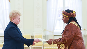 Lietuvos prezidentė Dalia Grybauskaitė ir Jungtinės Tanzanijos Respublikos ambasadorė Dora Mmari Msechu