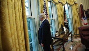 Donaldas Trumpas žiūri pro langą