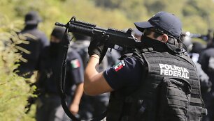 Dingusių studentų ie&scaron;kojo Meksikos policija