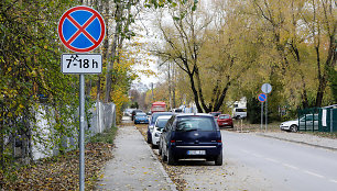 Automobiliai, stovintys pažeidžiant kelių eismo taisykles