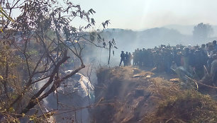 Gelbėtojai ir vietos gyventojai prie sudužusio lėktuvo liekanų