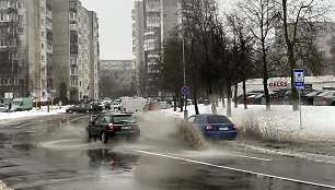 Tirpstantis sniegas Vilniuje užtvenkė ežerus