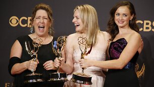 &bdquo;Tarnaitės pasakojimo&ldquo; aktorės Ann Dowd, Elisabeth Moss ir Alexis Bledel