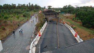 Meksikoje per žemės drebėjimą sugriuvo tiltas