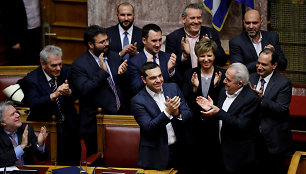 Aleksis Cipras (centre) ir jo vyriausybės nariai po balsavimo dėl pasitikėjimo laimėjimo