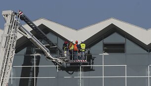 Po tragedijos Novi Sade darbininkai apžiūri traukinių stotį  /  / AP