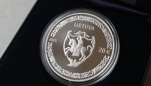20 eurų kolekcinę sidabro monetą, skirtą Mikalojaus Radvilos Juodojo 500-osioms gimimo metinėms.