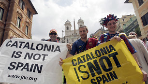 „Katalonija – ne Ispanija“, – skelbia futbolo klubo „Barcelona“ gerbėjų plakatai