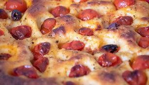&bdquo;Focaccia&ldquo; su pomidoriukais ir alyvuogėmis