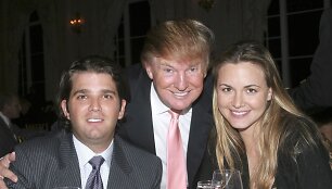 Donaldas Trumpas ir jo sūnus Donaldas Trumpas jaunesnysis su žmona Vanessa