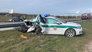 Greitkelyje į stovintį policijos automobilį rėžėsi pravažiuojanti ma&scaron;ina